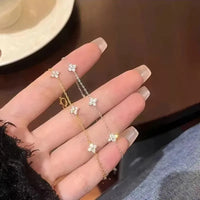 <tc>Vierblättriges Blumenarmband mit Zirkon</tc>