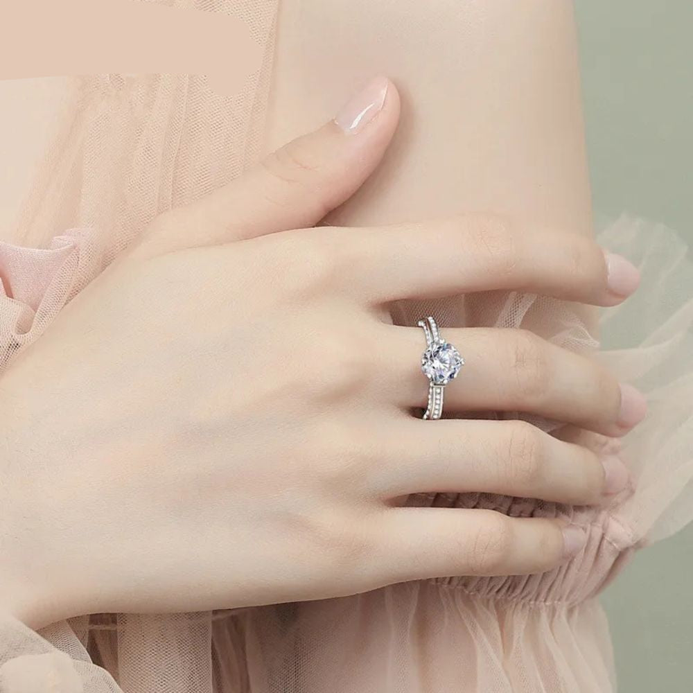 Knotenring aus S925-Silber mit 1 Karat Moissanit und