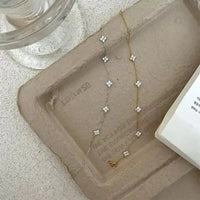 <tc>Vierblättriges Blumenarmband mit Zirkon</tc>