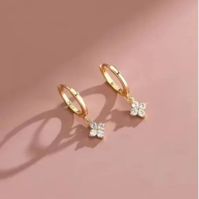 <tc>Vierblättriges Blumenarmband mit Zirkon</tc>